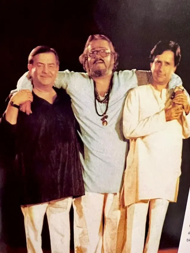 પોતાના બંને ભાઈઓ શમ્મી કપૂર (વચ્ચે) અને શશિ કપૂર (જમણે)ની સાથે રાજ કપૂર