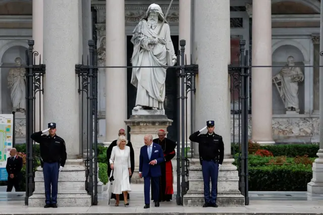 El rey Carlos y la reina Camila saliendo de Basílica de San Pablo Extramuros