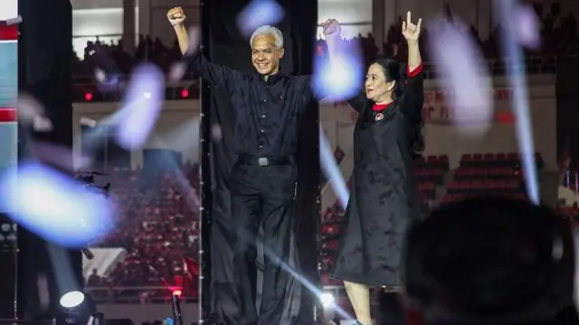 Ketua DPP PDI Perjuangan Puan Maharani mengangkat tangan bersama bakal calon presiden PDI Perjuangan Ganjar Pranowo saat menghadiri konsolidasi pemenangan partai PDIP dan Ganjar di Stadion Jati Diri, Semarang, Jawa Tengah, Jumat (25/8/2023).