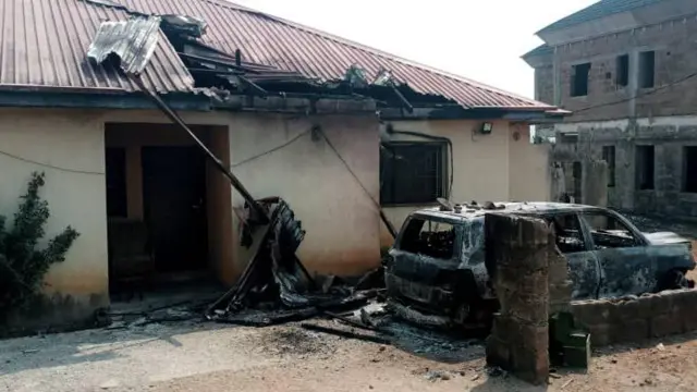 Aworan ile ati ọkọ ayọkẹlẹ ti wọn da ina sun.