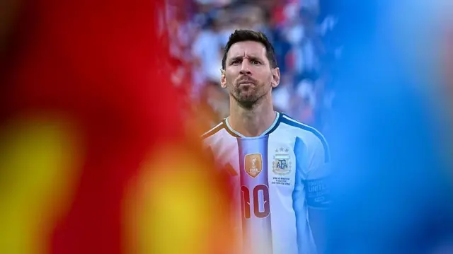 Lionel Messi mirá la tribuna tras perder la final