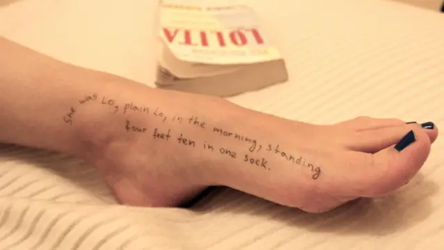 Bàn chân một người phụ nữ đặt trên giường, với câu trích từ Lolita viết trên đó: "Cô ấy là Lo, chỉ là Lo bình thường, vào buổi sáng, cao bốn feet mười (khoảng 147 cm) trong một chiếc tất." 