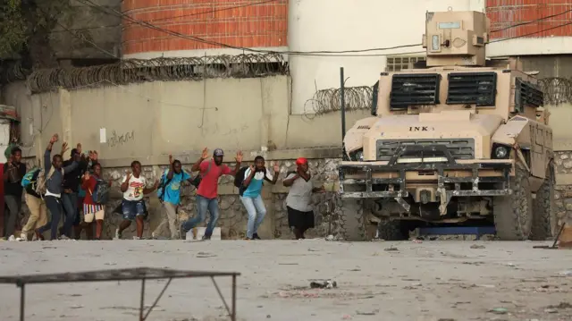 Pipo dey find cover wit dia hand for air dey go near military vehicle