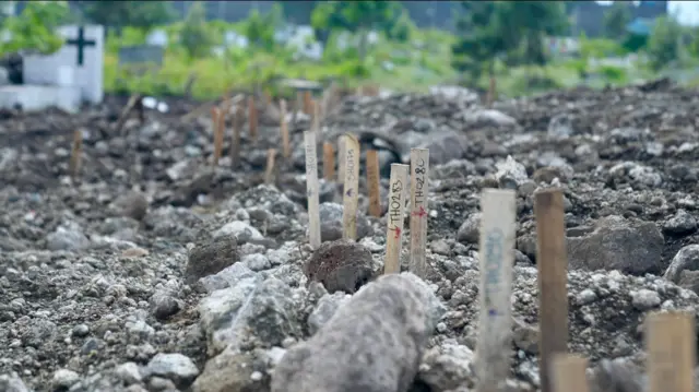 Gros plan sur de petits bâtons plats marquant les tombes à Goma, en République démocratique du Congo - février 2025.