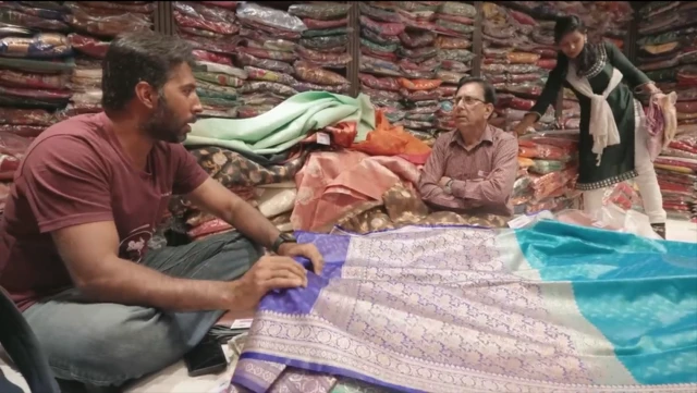 ابرار حسن دلی میں ساڑی خرید رہے ہیں