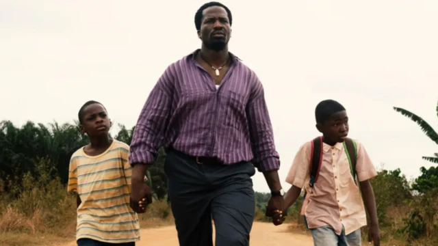 Umukinnyi wa filime, afashe ibiganza abana 2, muri iyo filme