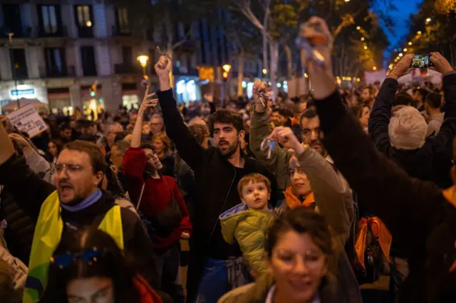 Manifestantes agitando las llaves de sus casas