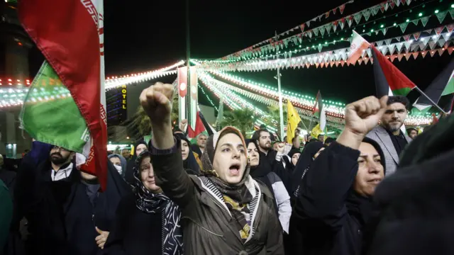 Pessoas protestambet365 como apostarTeerãbet365 como apostar1ºbet365 como apostarabrilbet365 como apostar2024, após Israel atingir o prédio consular iraniano na capital síria, Damasco, matando 13 pessoas, incluindo 7 membros da Guarda Revolucionária