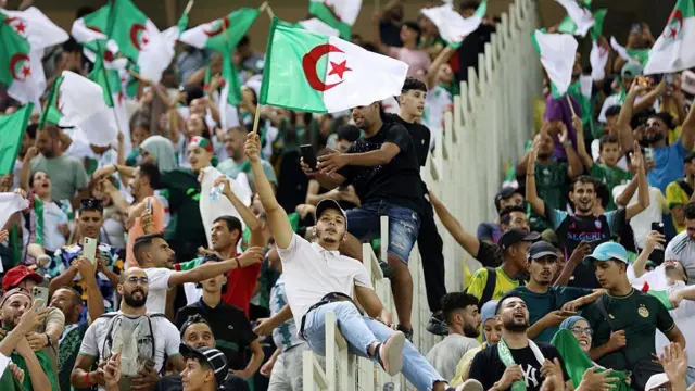 مشجعون جزائريون يرفعون أعلام بلادهم في ملعب مباراة الجزائر وبوتسوانا بالجزائر في 4 سبتمبر 2025