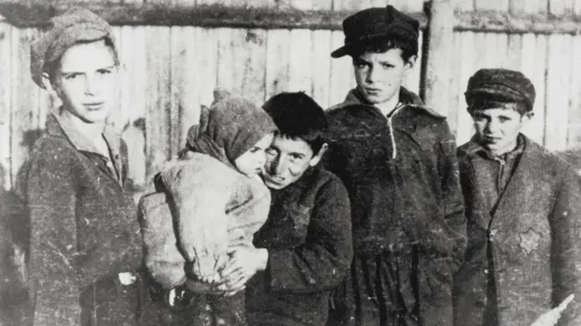 Niños en el gueto judío de Varsovia en 1940