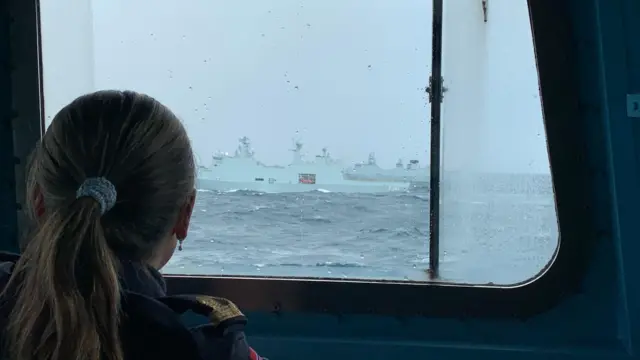 Un barco en aguas del Ártico.