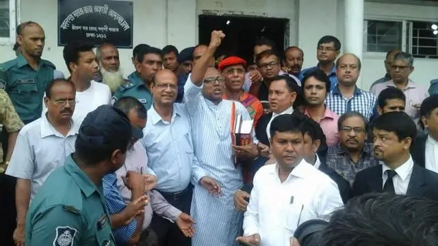 ২০১৫ সালে আদালত প্রাঙ্গণে মাহমুদুর রহমান