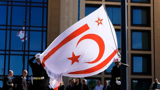 Kıbrıs'ın kuzeyinde cumhurbaşkanlığı forslu bayrak