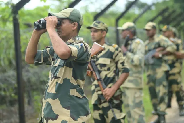 সীমান্তে প্রহরারত বিএসএফ জওয়ানরা (ফাইল ছবি)