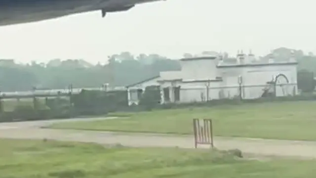 প্লেন থেকে তোলা কলকাতা বিমানবন্দরের ভিতরের মসজিদটির ছবি