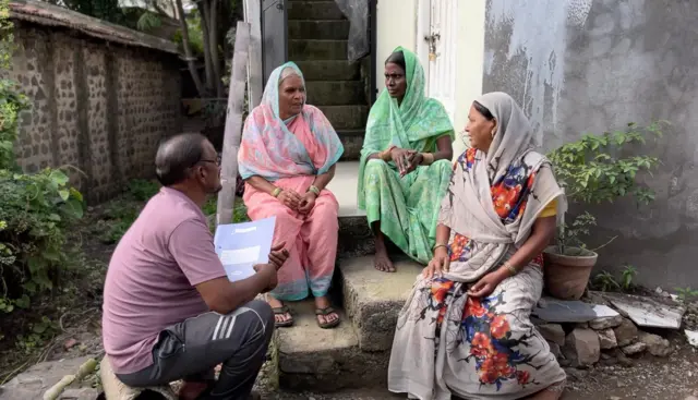 शिक्षणाचा अभाव असल्याने ग्रामीण भारतातील महिलांसमोर कोर्टाची लढाई लढण्यात अनेक अडचणी येतात, असं अक्काताई सांगतात.
