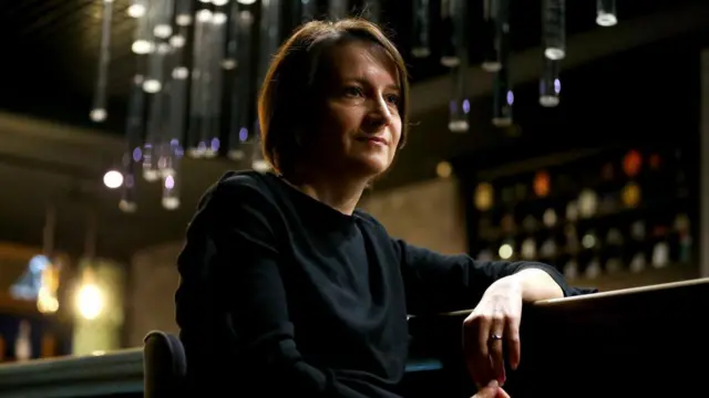 Наталя Ворожбит на фоні нічних вогнів