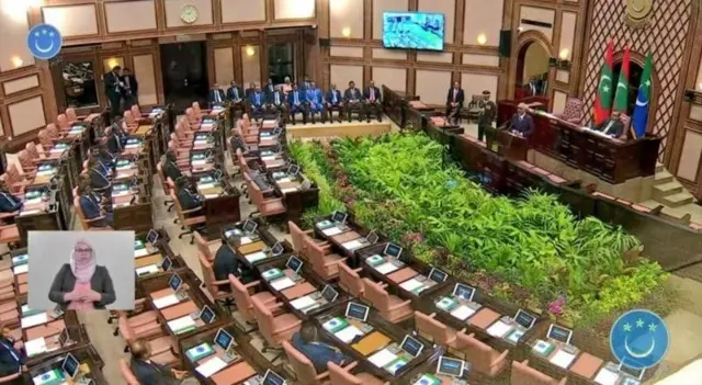 مالدیپ کے صدر محمد معزو پارلیمان سے خطاب کرتے ہوئے