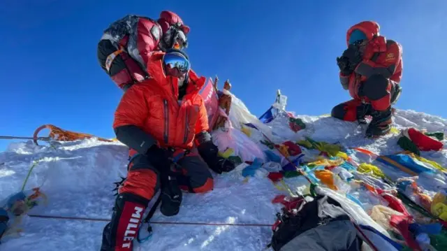માઉન્ટ એવરેસ્ટ પર પહોંચેલા પર્વતારોહીની આ તસવીર મે 2021ની છે
