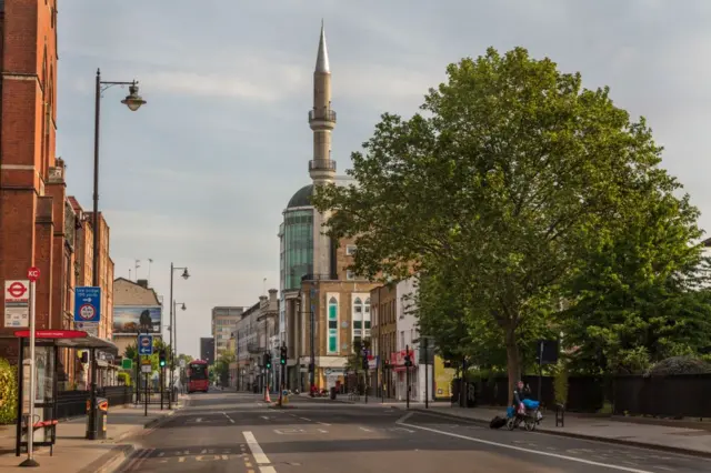 İngiltere'nin başkenti Londra'nın doğusunda yer alan, Süleymaniye Cemaati Derneği'ne ait Süleymaniye Camii. 