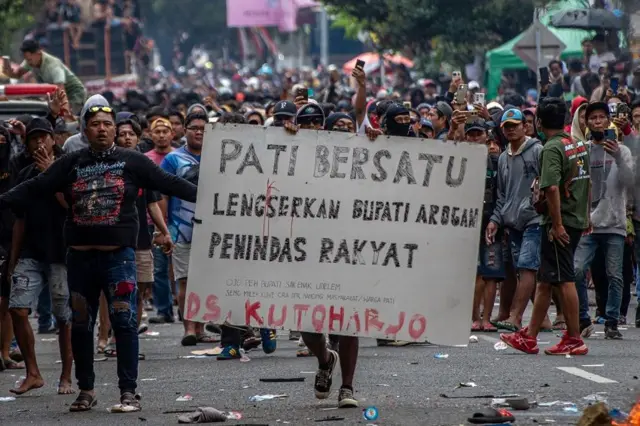 Massa yang tergabung dalam Aliansi Masyarakat Pati Bersatu berunjuk rasa di depan Kantor Bupati Pati, Kabupaten Pati, Jawa Tengah, Rabu (13/08).