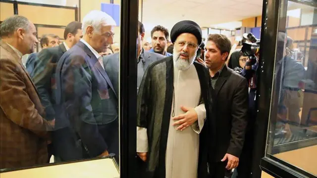 ابراهیم رئیسی در هنگام نامنویسی در انتخابات ریاست جمهوری