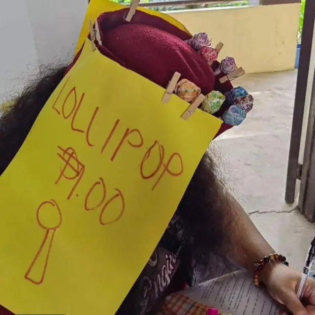 Yang lain mengenakan topi, helm, atau topeng Halloween untuk memenuhi instruksi tersebut.