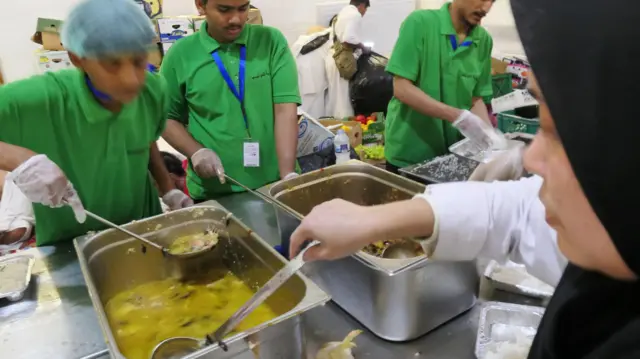 Petugas catering menyiapkan makanan untuk jemaah haji Indonesia