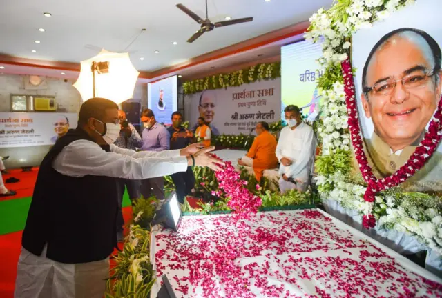 अरुण जेटली की तस्वीर पर फूल अर्पित करते बीजेपी नेता