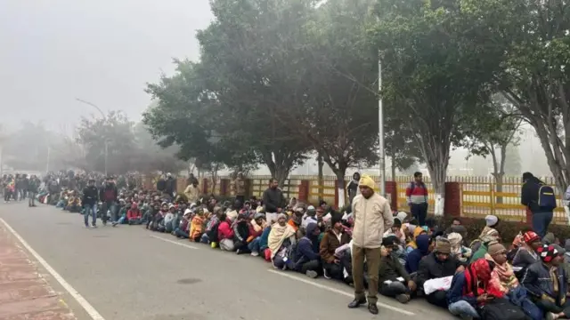 नोकऱ्या मिळवण्याच्या आशेपायी हे लोक कडाक्याच्या थंडीत रांगा लावून बसले आहेत