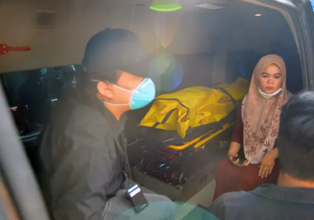 Ibu almarhum Afif Maulana, Anggun Angriani (kanan) mendampingi jasad anaknya di mobil ambulan, saat proses ekshumasi di Padang, Sumatera Barat, Kamis (8/8/2024).