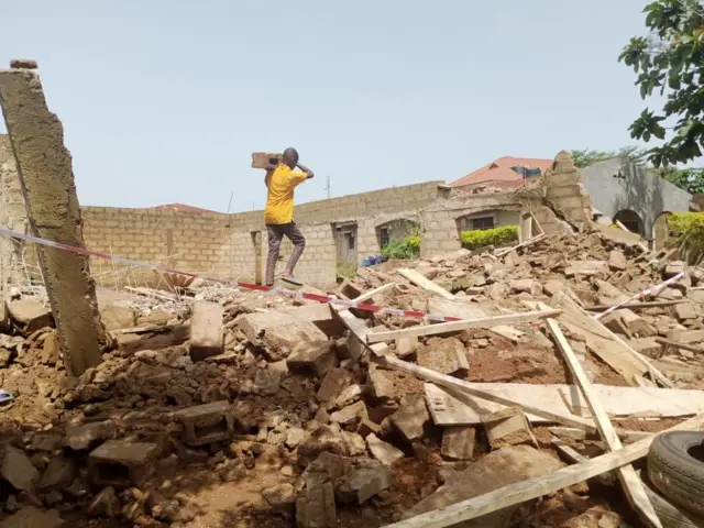 Aworan ṣọọṣi to wo lulẹ