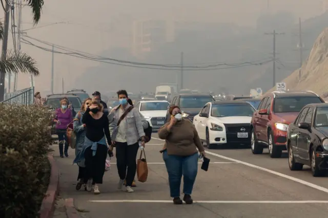 Vecinos responden a la orden de evacuación por incendio en Pacific Palisades, Los Ángeles, California, Estados Unidos, el 7 de enero de 2025.