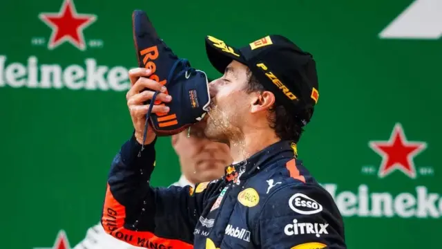 Daniel Ricciardo melakukan salah satu selebrasi khasnya pada tahun 2018