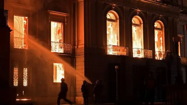 Bombeiros tentam apagar fogo no Museu Nacional
