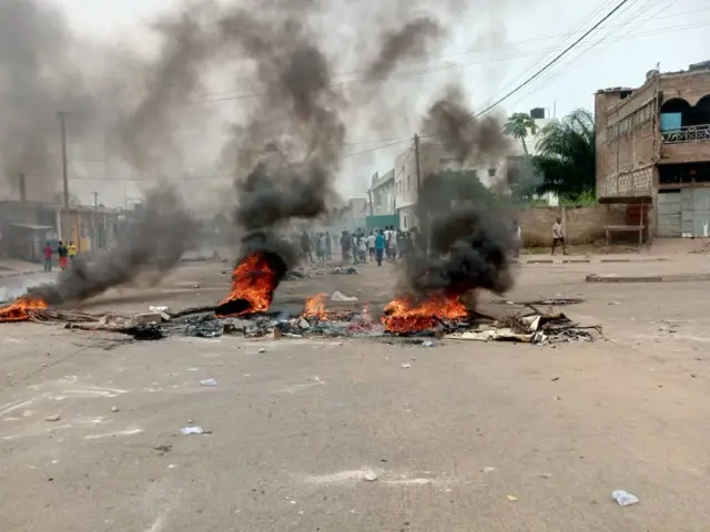 Des flammes et de la fumée sur une voie publique à Lomé