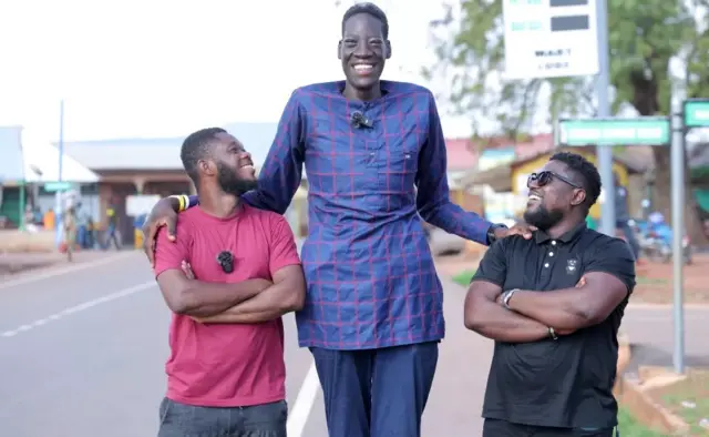 Awuche avec deux hommes.