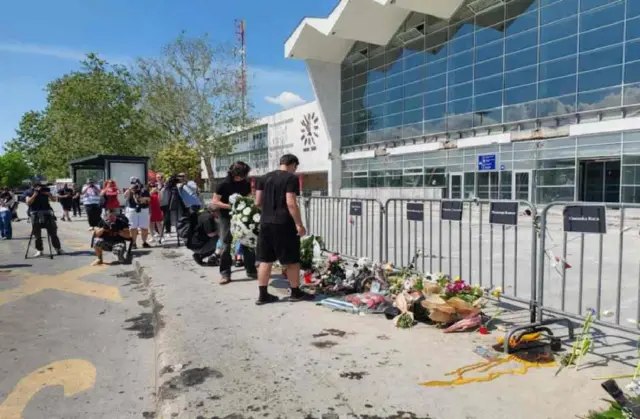 Građani u Novom Sadu ostavljali su 1. maja 2025., na šest meseci od tragedije, ostavljali su cveće kod stanice u čast žrtvama 
