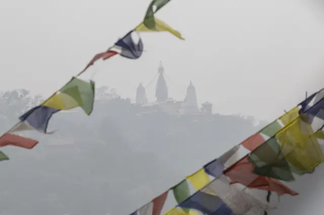 धुम्म मौसम र पृष्ठभूमिमा स्वयम्भू