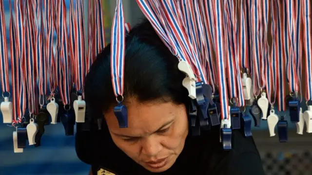 ผู้หญิงกับนกหวีด