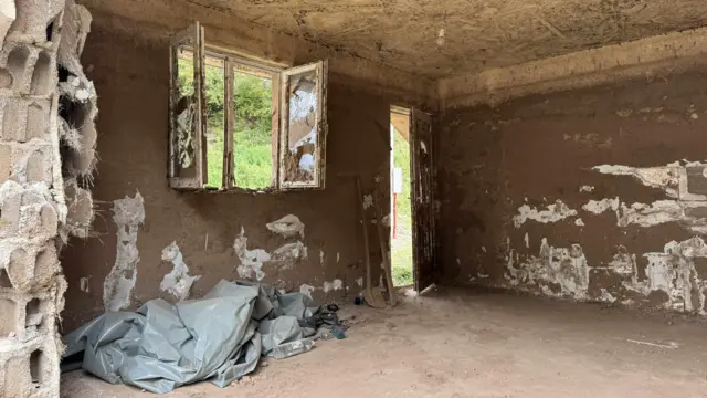 Oštećena kuća u Donjoj Jablanici sa uništenim vratima, prozorima i zidovima