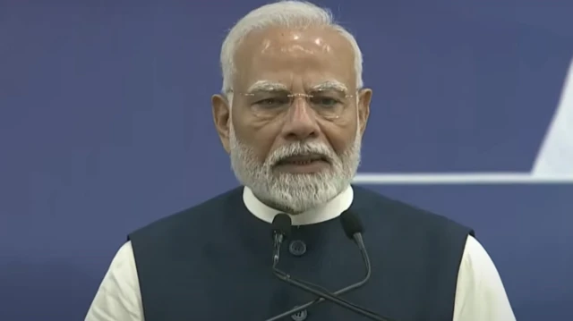 પ્રાસંગિક ઉદ્ઘબોધન કરતી વખતે વડા પ્રધાન નરેન્દ્ર મોદી