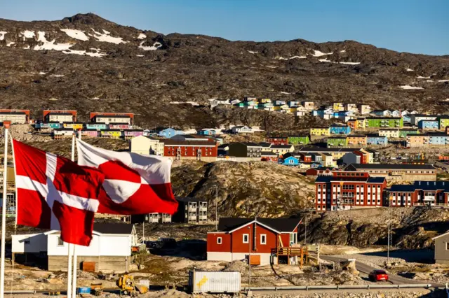 La bandera danesa ondea en Groenlandia. 