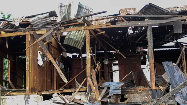 সেনা অভিযানে বিধ্বস্ত একটি বাড়ি।