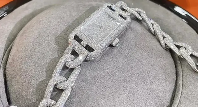 Похищены также часы, инкрустированные множеством бриллиантов