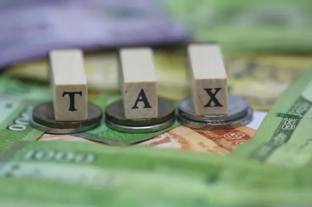 පොලී ආදායම, රැකියා ආදායම ඇතුළු ගෙවීම් මත අනිවාර්යය රඳවා ගැනීමේ බදු අවසන් නොවන පදනමක් මත නැවත හඳුන්වා දෙන ලදී. 