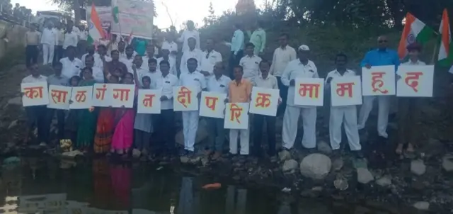 महूद (जिल्हा सोलापूर) : देशातील पहिल्या क्रमांकच्या राष्ट्रीय जल पुरस्कार विजेत्या ग्रामपंचायत महूद बुद्रुक सरपंच, उपसरपंच यांच्यासह कासाळगंगा नदी पुनर्जीवन प्रकल्प समन्वयक यांच्यासह ग्रामस्थांनी कासाळगंगा नदी बारमाही, निर्मल वाहण्यासाठीच्या अभ्यासतंर्गत परिक्रमा केली.