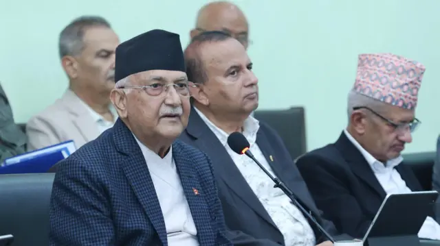 एमालेका अध्यक्ष केपी शर्मा ओली र अन्य नेताहरू पार्टी केन्द्रीय मुख्यालय च्यासलमा बसेको पार्टीको केन्द्रीय कमिटीको नवौँ बैठकमा