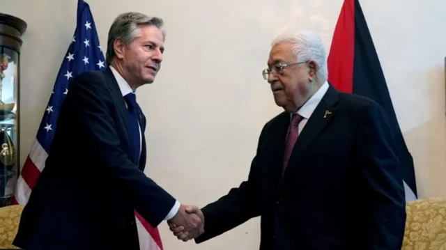 মি. ব্লিঙ্কেনের সাথে সাথে হাত মেলাচ্ছেন মাহমুদ আব্বাস