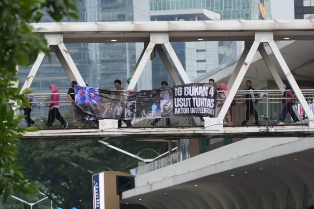 Spanduk solidaritas untuk Andrie Yunus yang dipasang di atas jembatan penyeberangan 